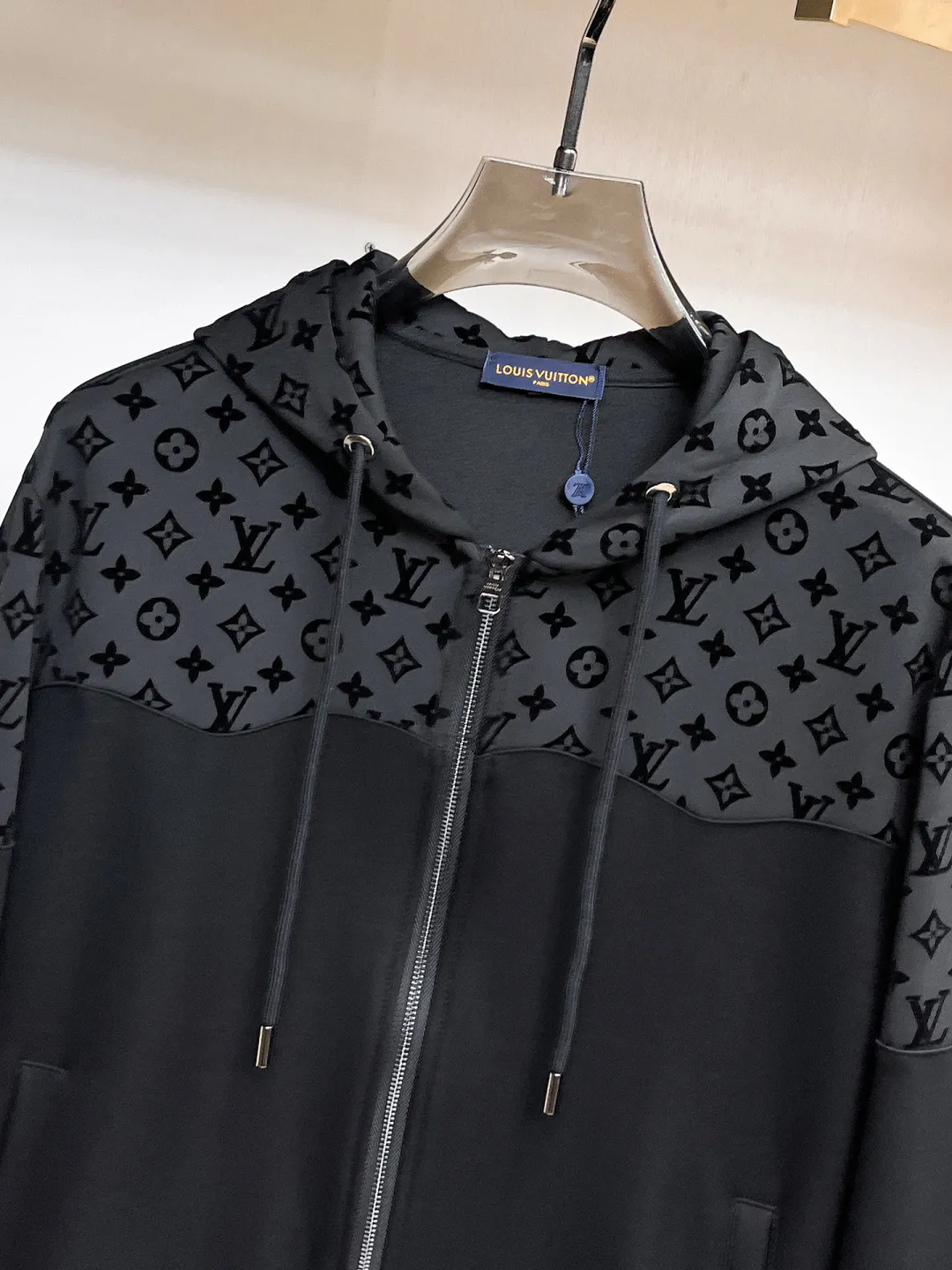 🅿️720 LV 2025 autumn and winter new counter casual suit, breathable, comfortable and casual! Full of high-end feel! The details are exquisite and high-end, and the workmanship is impeccable! The original high-end fabric is very high-end! The fabric is crisp, anti-wrinkle and wear-resistant, warm, neat and stylish. Everyone must buy a set this autumn and winter. They must look cool and handsome when wearing it. We specially recommend the size M-3XLC30